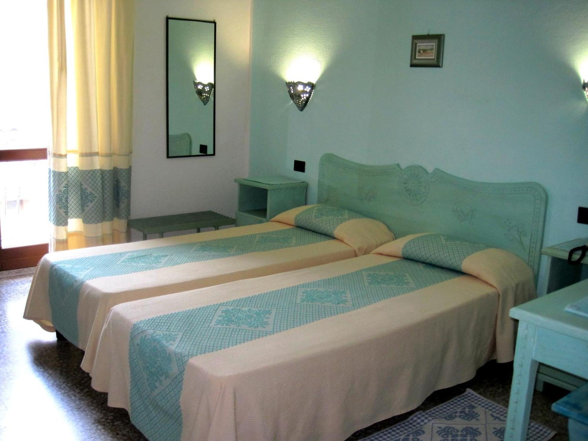 Hotel Moderno Santa Teresa Gallura Ruang foto